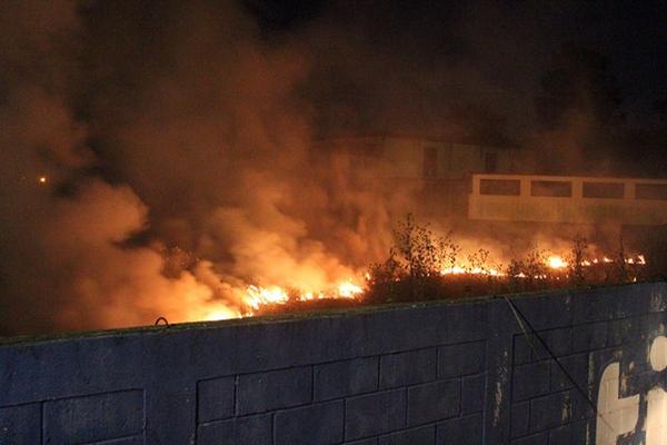 Incendio fue controlado por los bomberos antes de que alcanzara el edificio escolar. (Foto Prensa Libre: Hugo Oliva)<br _mce_bogus="1"/>