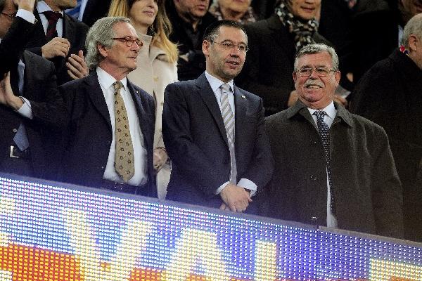 Josep Maria Bartomeu —centro—, nuevo presidente del Barcelona, observó el triunfo del equipo catalán. (Foto Prensa Libre: AFP)