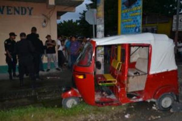 Los presuntos asaltantes se conducían en un mototaxi en San Benito, Petén. (Foto Prensa Libre: Rigoberto Escobar)<br _mce_bogus="1"/>