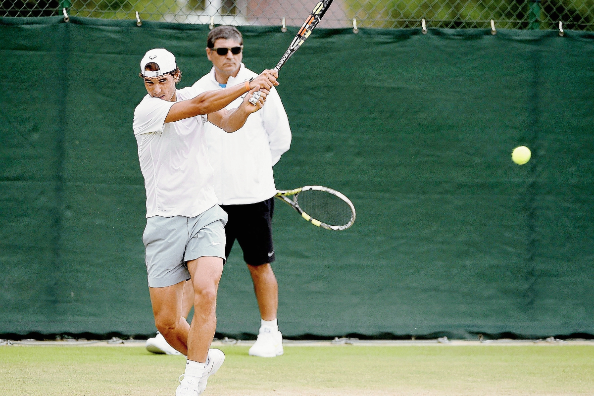 Nadal en una práctica efectuada esta mañana en Inglaterra. (Foto Prensa Libre: EFE)