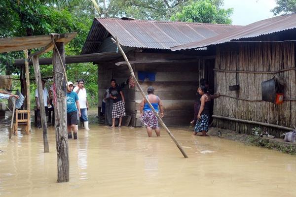 Habitantes de San Vicente I, El Estor, Izabal, piden ayuda por el desborde de varios ríos. Aldeas de Panzós, Alta Verapaz, afrontan situación similar. (Foto Prensa Libre: Edwin Perdomo)