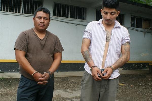 Los dos detenidos fueron llevados a la Policía de San Benito, Petén. (Foto Prensa Libre: PNC)<br _mce_bogus="1"/>