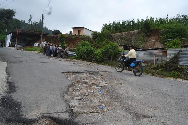 Vehículos transitan con dificultad en vías de Sololá, debido a  la gran cantidad de baches.