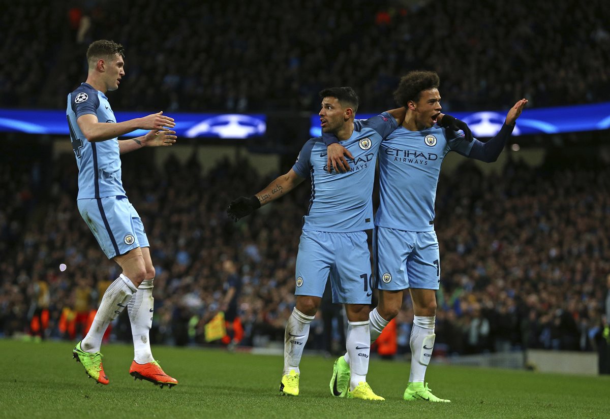 Sergio Agüero (C) celebra con Leroy Sane (D) y John Stones el triunfo del Manchester City contra el Mónaco (Foto Prensa Libre: AP)