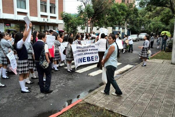 Estudiantes indican que no cuentan con maestros de música. (Foto Prensa Libre: Carlos Álvarez)