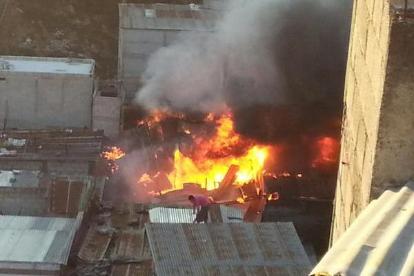 Viviendas se incendian en la zona 5. (Foto Prensa Libre: Susan Tejeda vía Twitter -@susan_hd-)