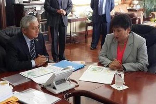 Thelma Aldana fue la primera en entrevistarse con Pérez Molina. (Foto Prensa Libre: Guatevisión)