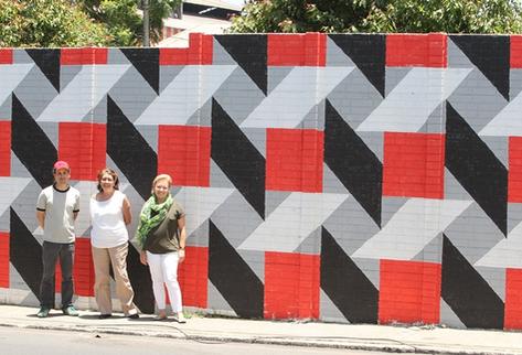 Mural pintado con formas creadas por el diseñador gráfico Daniel Schafer, ubicado en la Calzada Atanasio Tzul (Foto Prensa Libre: E. Castro)