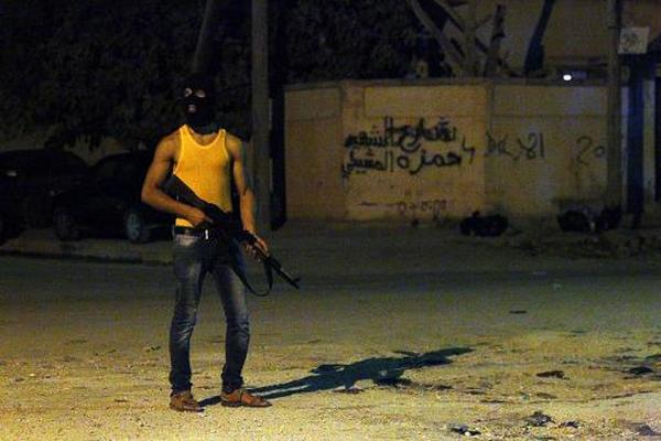 Un hombre enmascarado en una calle de la ciudad libia de Bengasi. (Foto Prensa Libre: AFP).