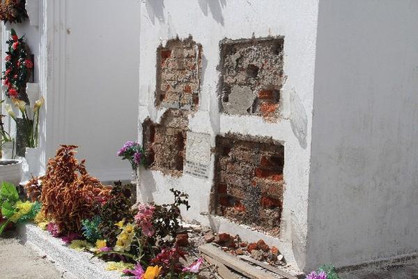 El frente  de los  nichos quedó  dañado, por el robo  de las lápidas.