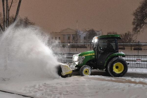 Un quitanieves limpia la nieve delante del edificio del Congreso de Estados Unidos en Washington DC. (Foto Prensa Libre:AP)