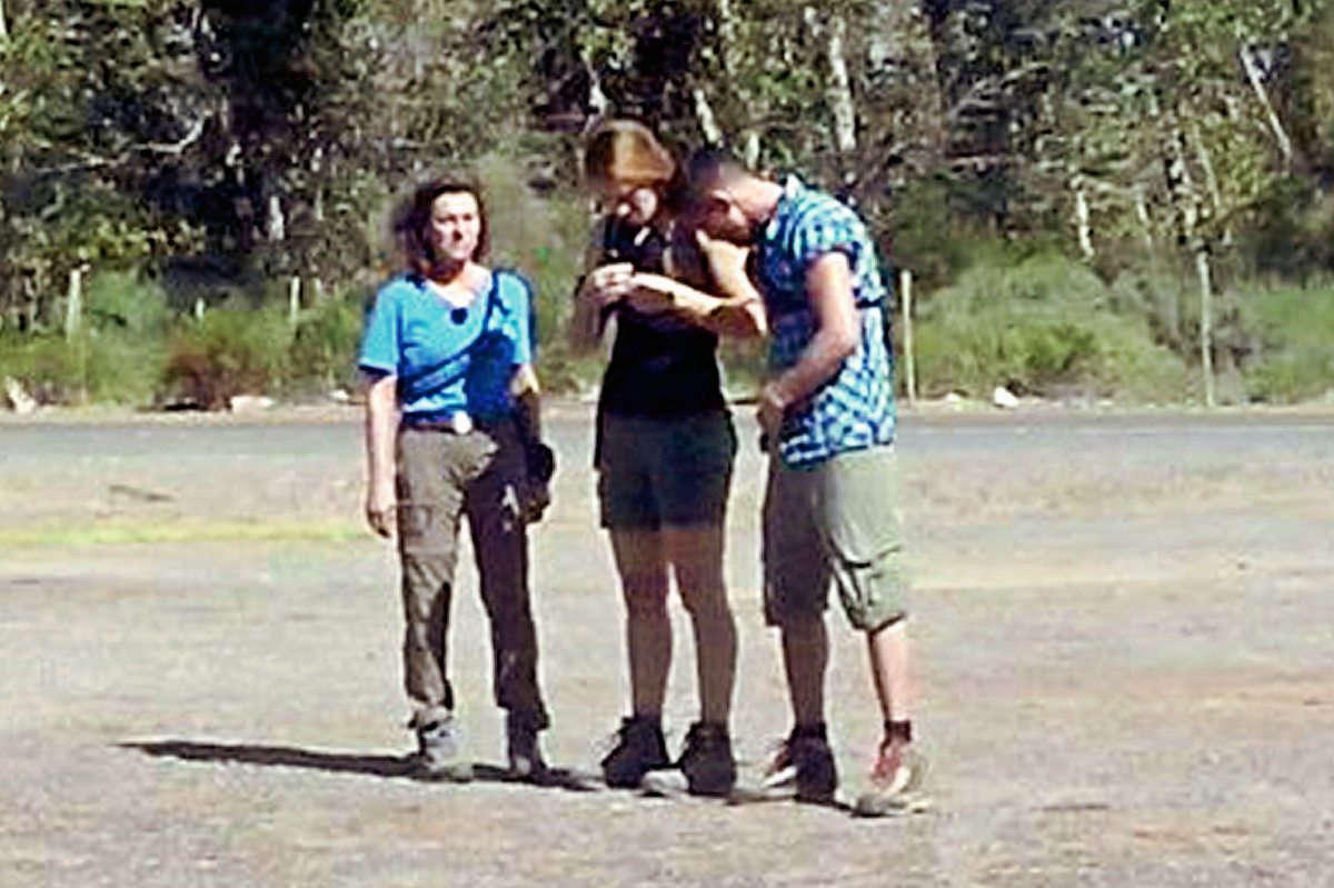 Los atletas Florence Arthaud, Camille Muffat, y  Alexis Vastine, fueron captados momentos antes de subir al helicóptero en la Rioja. (Foto Prensa Libre AFP PHOTO).