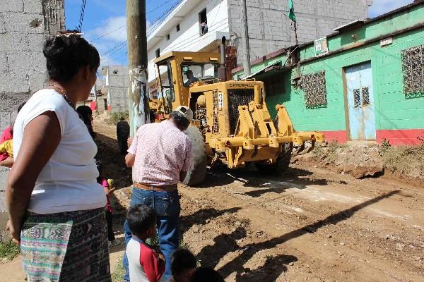 Una máquina    alquilada por  vecinos de  Buena Vista Norte trabaja en la calle principal.