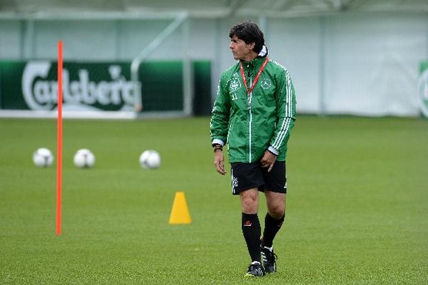 El entrenador de Alemania, Joachim Löw, en un entreno. (Foto Prensa Libre: AFP)