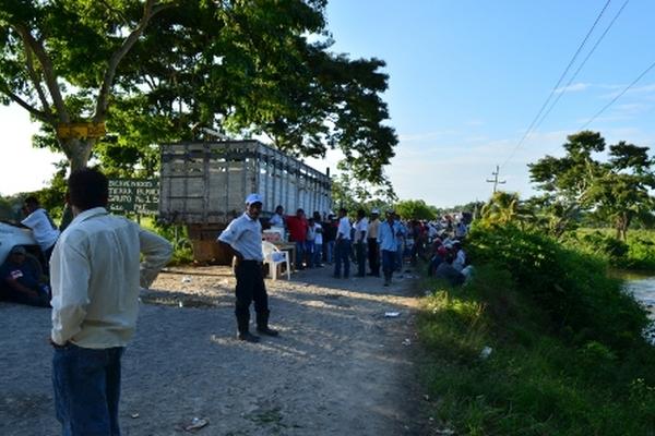 Campesinos exigen que se contruya una carretera que se encuentra en malas condiciones <strong>(Foto. Prensa Libre. Rigoberto Escobar).</strong><br _mce_bogus="1"/>