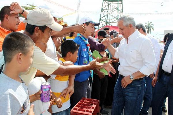 El anuncio de la ampliación de la carretera al Atlántico la hizo el gobernante Otto Pérez en Morales, Izabal. (Foto Prensa Libre: Edwin Perdomo)