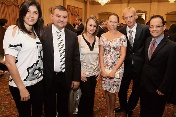 Johana de Papadopolo, Nikolay Morozov, María José Schoenbeck, Yulia Palilov, Evgeny Palilov y Richard Celis. (Foto Prensa Libre: Edwin Castro)