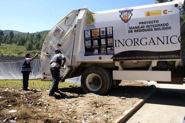 Un camión de recolección de desechos fue presentado hoy en la inauguración de un proyecto de desechos sólidos en San Marcos, el cual es apoyado por España. (Foto Prensa Libre: EFE)