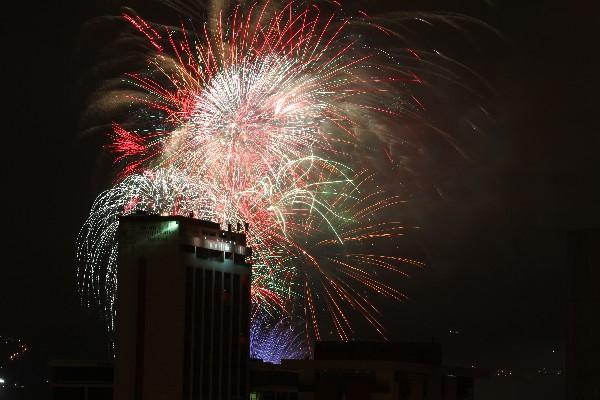 Desde la zona 4  capitalina, el espectáculo pirotécnico fue apreciado por miles de vecinos.