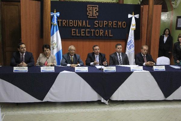 El Pleno de magistrados del TSE, en el momento de anunciar la suspensión de 11 partidos políticos, por no retirar la campaña electoral anticipada.