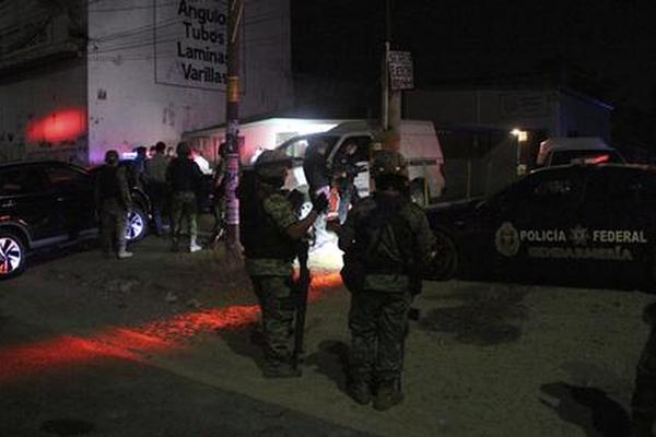 La Policía resguarda el ingreso al crematorio. (Foto Prensa Libre: EFE)