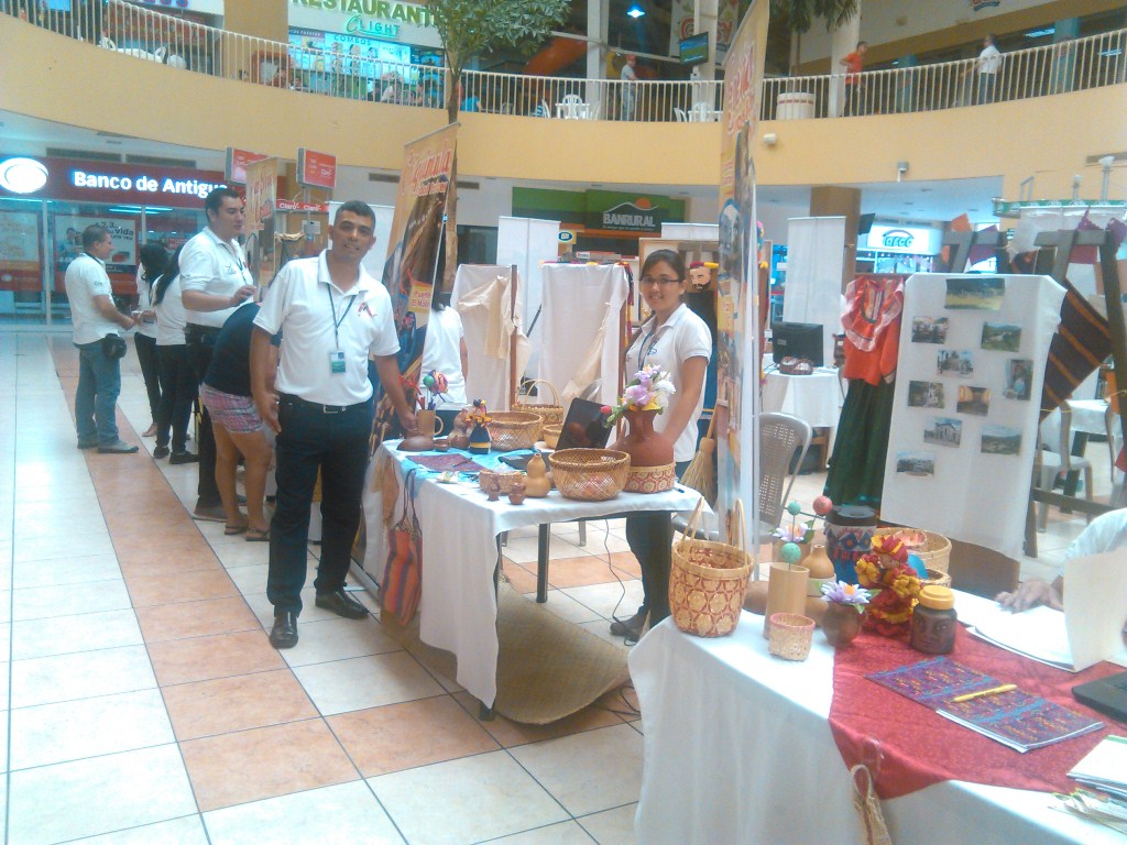 Estudiantes del Intecap promocionan el turismo de Chiquimula. (Foto Prensa Libre: Edwin Paxtor)