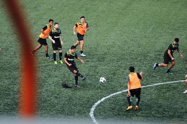 Los jugadores de Comunicaciones se entrenaron ayer en el estadio Cementos Progreso, antes del juego de hoy frente a Deportivo Mictlán. (Foto Prensa Libre: Jeniffer Gómez)