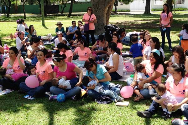 Varias madres participaron en una actividad en la Avenida de las Américas para hacer conciencia sobre lactancia materna.