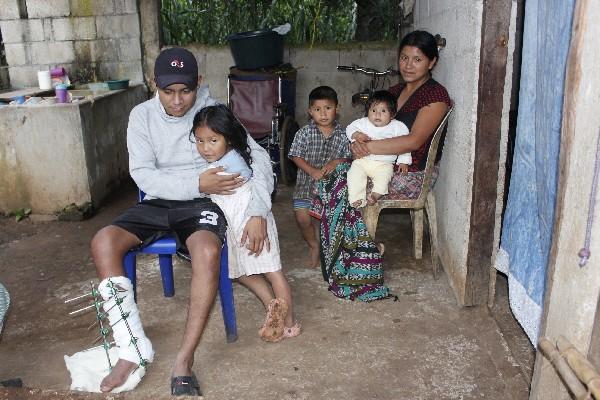 Abel Augusto Ajú, quien sobrevivió al accidente de bus del 9 de septiembre, permanece en su vivienda, en San Martín Jilotepeque, Chimaltenango.