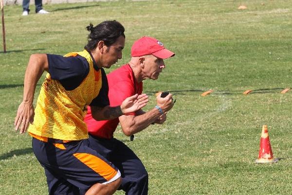 Ciani trabaja al lado del preparador físico. (Foto Prensa Libre: Óscar Felipe)