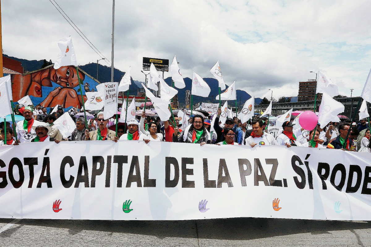 Participantes en la marcha por la paz en Bogotá, Colombia. (Foto Prensa Libre: AP).