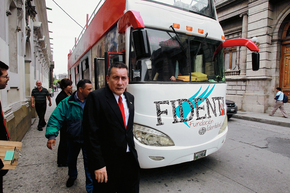 Diputado de la bancada Lider juntó al bus de la fundación FIDENTI, una de las investigadas por el TSE. (Foto Prensa Libre: Hemeroteca)