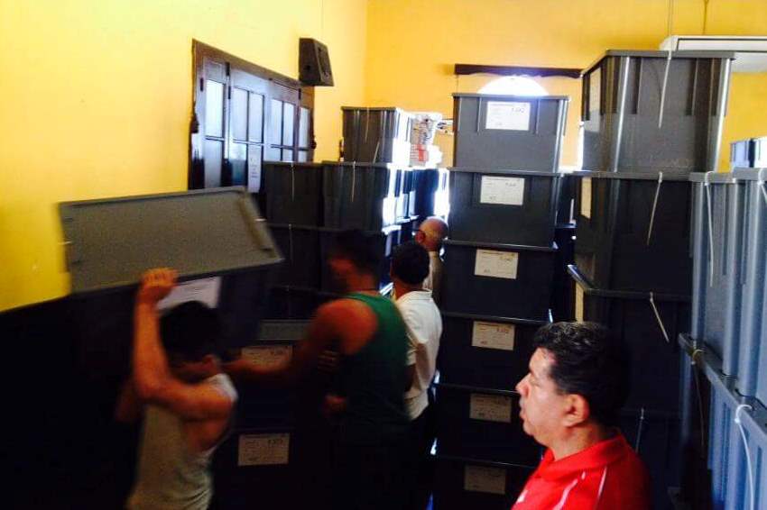 Cajas con papeletas electorales son descargadas en Mazatenango, Suchitepéquez. (Foto Prensa Libre: Melvin Popá)