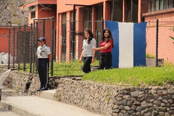 Una de las guardias de seguridad  privada que cuida el  hospital de Antigua Guatemala.