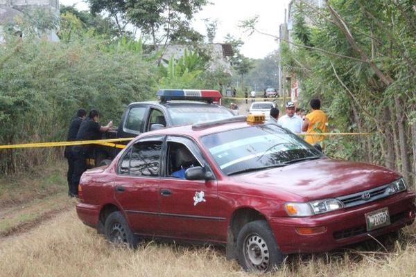 Los delincuentes dejaron el taxi abandonado a unos 200 metros del lugar del ataque (Foto Prensa Libre: Alexander Coyoy) <br _mce_bogus="1"/>