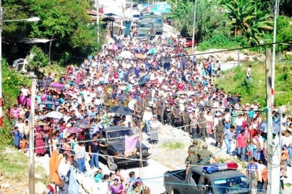 Multitudinario fue el acompañamiento de la población de Chicamán al  soldado Víctor Miguelito Soria Pacheco (Foto Prensa Libre: Óscar Figueroa)