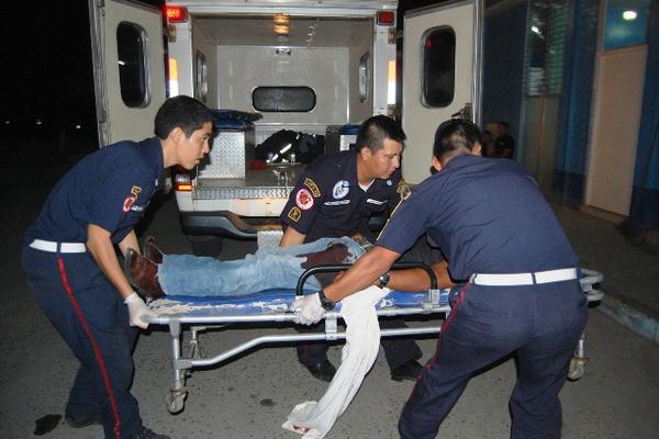 Bomberos ingresan a la emergencia del hospital de Coatepeque el piloto herido. (foto Prensa Libre: Alex Coyoy)<br _mce_bogus="1"/>