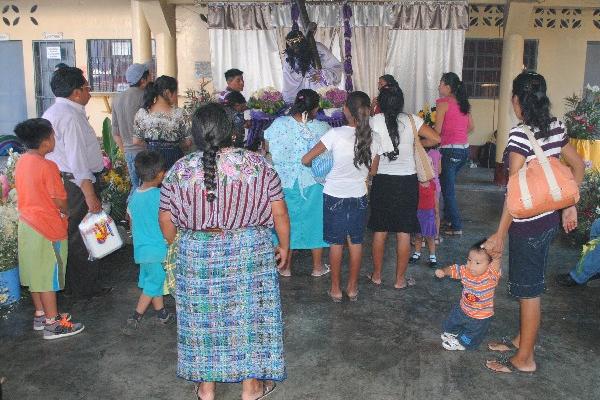 Feligreses acuden cada año a Tecún Umán, San Marcos, a visitar al Cristo.