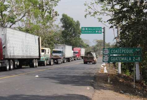 En la aduana Tecún Umán II el despacho terrestre para el levante de mercancías es de 10.1 horas, según el estudio de Tiempos de Despacho. (Foto Prensa Libre: Alex Coyoy)