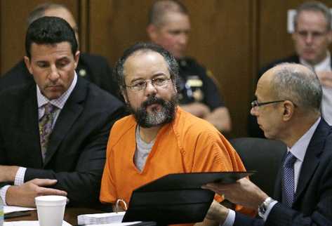 Ariel Castro, durante la lectura de la sentencia por secuestro, violación y asesinato. (Foto Prensa Libre: AP)