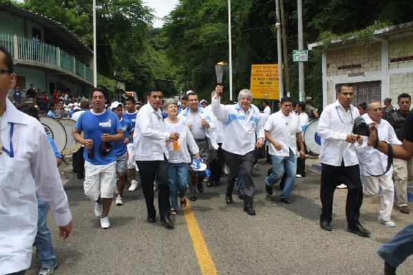 Vicepresidente porta la Antorcha Centroamericana.