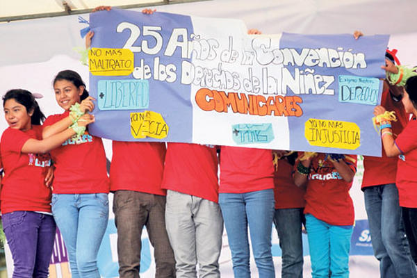 Niños demuestran su talento artístico y celebran los 25 años de la Convención de los Derechos de la Niñez.