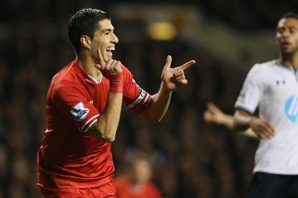 El uruguayo Luis Suárez celebra una de las dos anotaciones que aportó en la victoria contundente del Liverpool. (Foto Prensa Libre: AP)