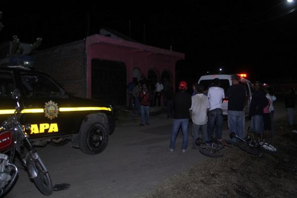 Agentes de la PNC llegan a la vivienda donde fue encontrado sin vida un  joven, en la colonia Bosques de Viena, en la cabecera de Jalapa. (Foto  Prensa Libre: Hugo oliva)