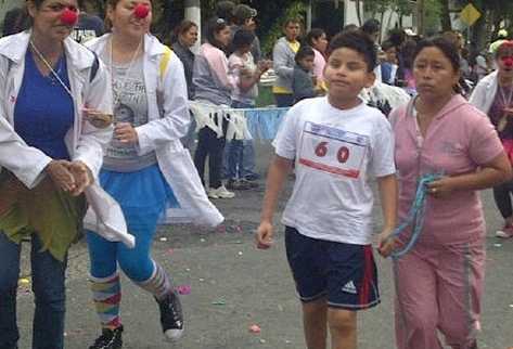 Deficiencias visuales no impiden que este niño participe en la carrera. (Foto Prensa Libre: Lucía Herrera)