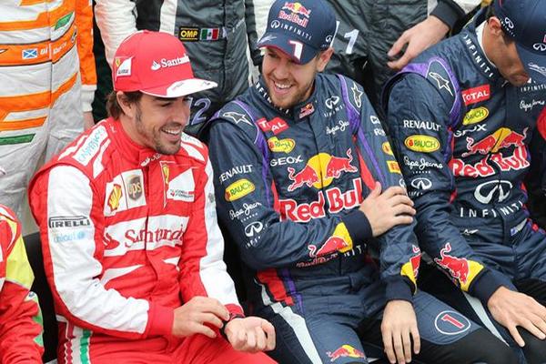 Alonso y Vettel compartiendo este domingo en el circuito de Interlagos, en Brasil. (Foto Prensa Libre: EFE) 