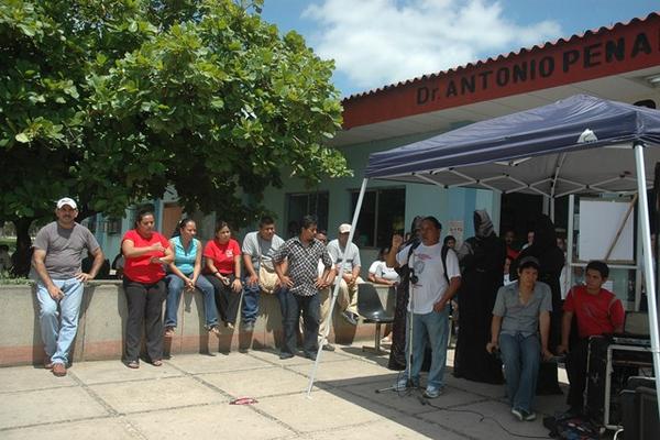 Empleados de Salud de San Benito, Petén, no atendieron hoy la consulta externa del centro hospitalario en demanda de insumos. (Foto Prensa Libre: Rigoberto Escobar)<br _mce_bogus="1"/>