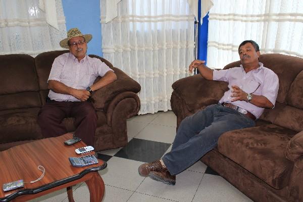 Mardoqueo Orellana, alcalde saliente  de Nueva Concepción, Escuintla, -derecha- conversa  con  Nehemías Mendoza, jefe edil  electo,  que asumirá el cargo en enero próximo.