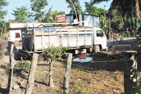 Camión que causó el accidente en donde murió Carlos Enrique Herrera Herrera. (Foto Prensa Libre: Felipe Guzmán)