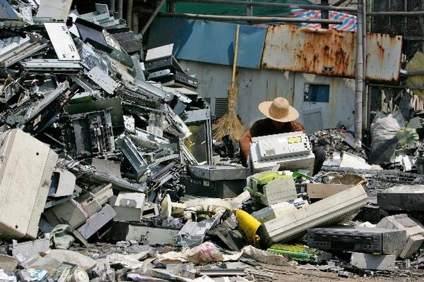 CHINA HA generado 11.1 millones de toneladas de basura electrónica, afirma estudio. (Fotos Prensa Libre: AP)